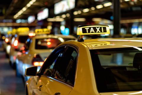 Un taxi in città di notte